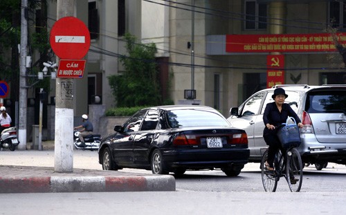 Biển báo cấm đi ngược chiều tại ngã ba Trần Nhân Tông, Trần Xuân Soạn trở nên vô tác dụng. Không chỉ có ô tô, xe máy mà ngay cả người đi xe đạp cũng vi phạm.